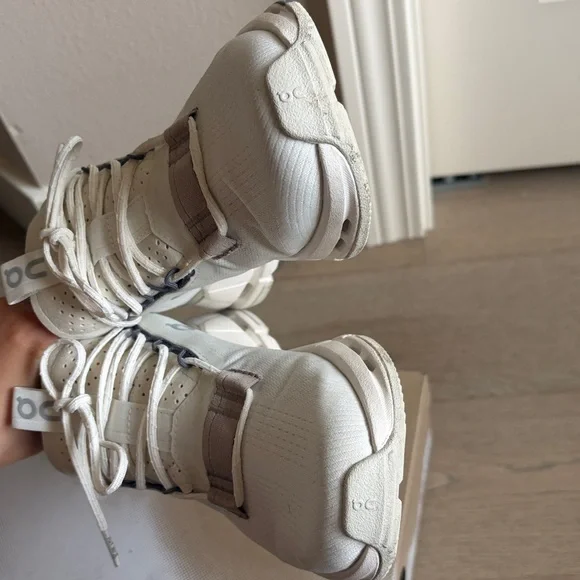 GUC on running cloudnova 2 ice/sand size 5.5 with original shoe box - Picture 13 of 16